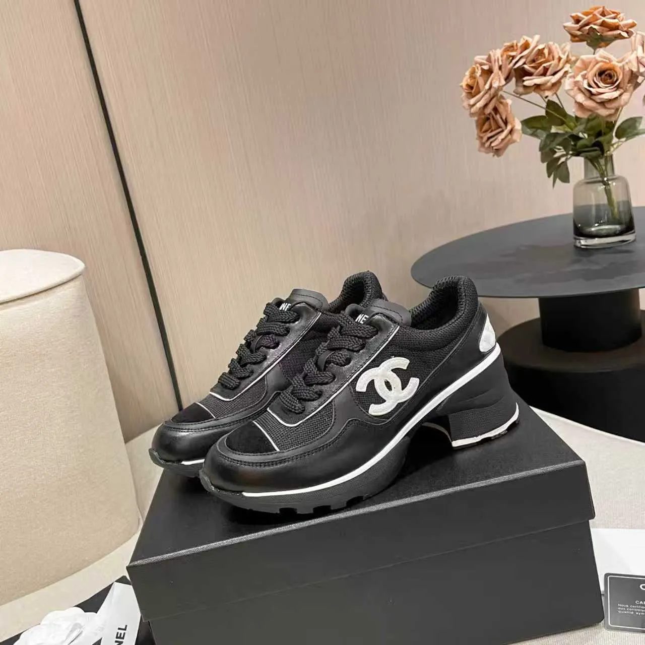 👟👟Ex-factory price 580👟👟Chanel Panda Shoes! 2025 counter's top casual sports shoes. This classic design; the upper is electro-embroidered with a variety of techniques; the outsole is fashionable and sporty; the unusual inclusion of a variety of color matching elements... The diversified mix and match is very good-looking and versatile, and can be used for leisure, fashion, sports, and outdoor... ꫛꫀꪝ Go➫ Materials: ❶Upper made of: original imported first-layer silk cowhide + original waterproof cloth + original first-layer cowhide ❷Inner lining: Original Yangli + Net ❸ Outsole based on: Original TPU combination outsole Special counter boutique packaging complete set for women 35–40